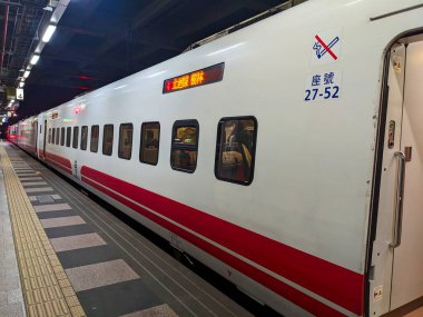 Hualien, Tayvan - 23.12.2023: Bir Tayvan Tren İstasyonu, Hualien Tren İstasyonu 'nun platformunda yolcularla birlikte boş platformun yanındaki koltuklarını bulmak için bekliyor.