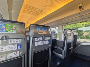 Tokyo, Japonya - 08.05.2024: Narita Havaalanı 'ndan kalkan bir Skyliner treni Tokyo' ya doğru yola çıktı.