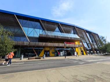 Londra, İngiltere - 09.01.2024: IKEA Greenwich 'in girişi önünde bir zebra geçidi ve yayalar güneşli mavi gökyüzü altında açılış saatinden önce dükkana girip çıkıyorlar