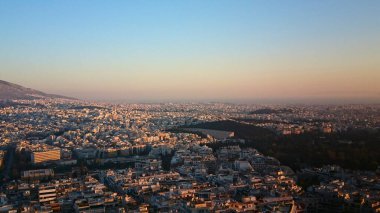 Atina, Yunanistan - 30.3.2018: Panathenaic Stadyumu görünürde ve Ege Denizi ufukta belirdiğinde Lykavittos Tepesi 'nden manzara
