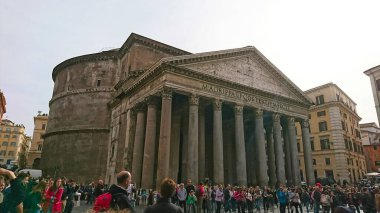Roma, İtalya - 4 Nisan 2018: İkonik Pantheon antik sütunları ve kubbesiyle görkemli bir şekilde ayakta dururken, turistler salgından önce canlı meydanda toplanıyorlar.