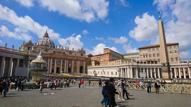 Roma, İtalya - 5 Nisan 2018: St. Peters Meydanı 'nda yüzlerce ziyaretçinin ikonik bazilikayı keşfetmesi ve salgından önceki güneşli havanın tadını çıkarması
