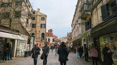 Venedik, İtalya - 9 Nisan 2018: Kanalları ve zengin tarihi ile bilinen bu ikonik şehirde yerel halk günlerini geçirirken Venedik 'te turistleri gezdiren hareketli bir cadde
