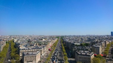 Paris, Fransa - 19 Nisan 2018: Salgından önce açık mavi gökyüzü altında tarihi binalar, ağaçlarla kaplı caddeler ve canlı bir atmosfer sergilenen şehrin panoramik manzarası