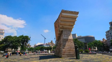 Barcelona, İspanya - 31 Mayıs 2018: Francesc Macia anıtı, açık, güneşli bir gökyüzü altında ağaçlar, yayalar ve tarihi binalarla çevrili olan Placa de Catalunya 'da yer almaktadır.