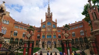 Barcelona, İspanya - 30 Mayıs 2018: UNESCO 'nun Dünya Mirası sitesi Sant Pau Hastanesi' nin çarpıcı manzarası, canlı renkleri, karmaşık mimarisi ve fotoğraf çeken ziyaretçiler