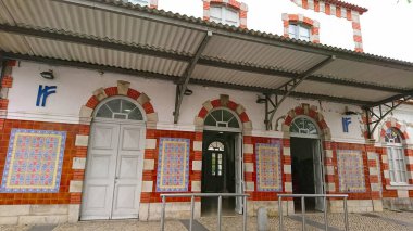 Sintra, Portekiz - 3 Haziran 2018: Tarihi Sintra tren istasyonunun renkli cephesi, karmaşık fayans işleri ve canlı kırmızı tuğla detaylarıyla gezginleri ve fotoğrafçıları davet ediyor