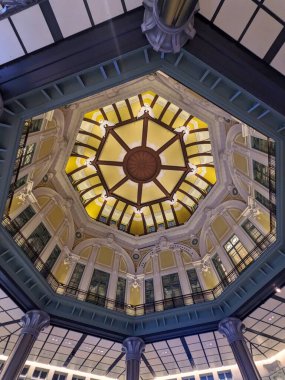 Tokyo, Japonya - 08.07.2024: Karmaşık detaylarla süslü güzel bir kubbe tavanı, heykeltraş edilmiş melekler, simetrik tasarım, sıcak sarı tonlar ve Tokyo İstasyonu içinde klasik dekorasyon