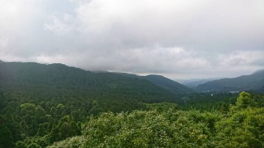 Nantou, Tayvan - 8.10.2018: Xitou Doğa Eğitim Bölgesi 'nde dinginlik ve doğal güzelliği çağrıştıran, bulutlu bir gökyüzü ile kaplanmış yuvarlanan orman tepelerinin nefes kesici manzarası