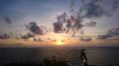 Kaohsiung, Tayvan - 8.9.2017: Güneşin ufukta belirdiği altın saat boyunca ufukta belirdiğinde Cihou Kalesi, Cijin Bölgesi 'nden manzara