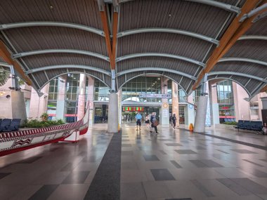 Taitung, Tayvan - 11.28.2022: Taitung Tren İstasyonu 'ndan ayrılan yolcular salgın sırasında süslü geleneksel bir kanonun yanındaki bekleme salonuna gidiyorlar.