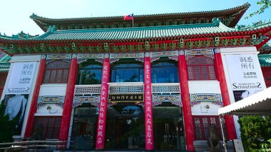 Taipei, Tayvan - 07.16.2017: Ulusal Tarih Müzesi 'nin ön cephesi beş katlı geleneksel Çin Ming ve Qing sarayı tarzında çatısı Tayvan bayrağı ve güneş ışığı altında bir isim levhası ile