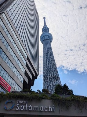 Tokyo, Japonya - 08.05.2024: Tokyo Skytree ve Tokyo Solamachi girişindeki alışveriş merkezinin alçak açılı görüntüsü