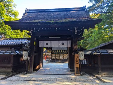 Kyoto, Japonya - 08.08.2024 Kawai Tapınağı girişi ahşap yapılar ve Japon çatısı ile Shimogamo Tapınağı 'nın altında turistler olmadan bir yaz sabahı