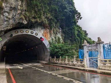 Taroko, Tayvan - 11.26.2022: Shakadang Köprüsü 'ndeki Shakadang Tüneli' ne 403 depreminden önce Shakadang Patikası 'na çıkan merdiven bakım için kapatıldı.