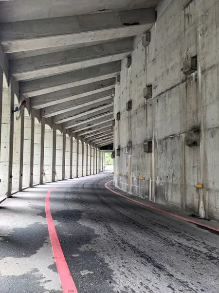 Taroko, Tayvan - 11.26.2022: Swallow Grotto Patikası 'nın beton tavandan geçen bir otoyolu ve 403 depreminden önce Swallow Grotto Boğazı' ndaki sütunları olan beton bölümü