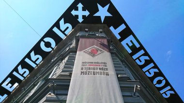 Budapeşte, Macaristan - 5 Haziran 2018: Terör Evi 'nin büyüleyici görüntüsü, Terör Haza müzeleri ön cephelerinde çarpıcı bir pankart ve açık mavi gökyüzüne karşı çarpıcı mimari ayrıntılar yer alıyor