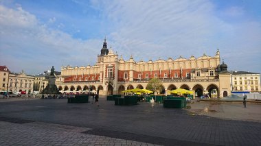 Krakow, Polonya - 6.9.2018: Ana Pazar Meydanı 'ndaki ikonik Kumaş Salonu güzel Rönesans mimarisini sergiliyor.