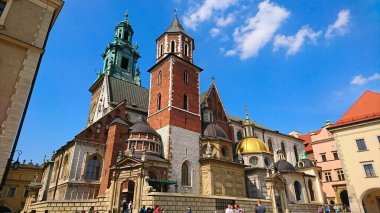 Krakow, Polonya - 9 Haziran 2018: Gotik ve Rönesans mimarisinin yanı sıra Wawel Kalesi Kompleksi 'nin güneşli gününün keyfini çıkaran turistlerin yer aldığı Wawel Katedrali' nin güzel manzarası