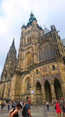 Prag, Çek Cumhuriyeti - 11 Haziran 2018: Tarihi Prag Kalesi kompleksinde turistlerin dolaştığı Gotik mimari sergilenen St. Vitus Katedrali 'nin muhteşem manzarası