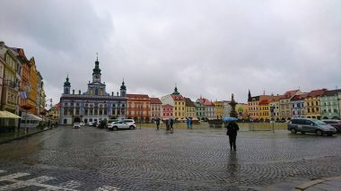 Ceske Budejovice, Çek Cumhuriyeti - 12 Haziran 2018: Cobblestone Premysl Otakar II Meydanı Samsonova kasna ve tarihi mimariyle süslenmiş ve yağmurlu bir günün atmosferini yansıtan canlı cepheler