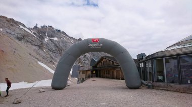Zugspitze, Almanya - 6.17.2018: Şişirilebilir bir kemer yolu, Zugspitze zirve istasyonunun girişini gösteriyor.