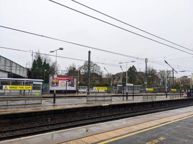 St Albans, İngiltere - Ocak 12025: Hava bulutlu bir günde St Albans City tren istasyonunda boş bir platform ve raylar.