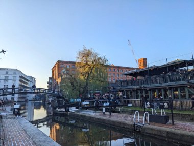 Londra, İngiltere - 1.11.2025: İnsanlar Camden Town 'daki Regents Kanalı' ndaki Hampstead Yolu Kilidi 'nin canlı kanal kenarından keyif alıyor.