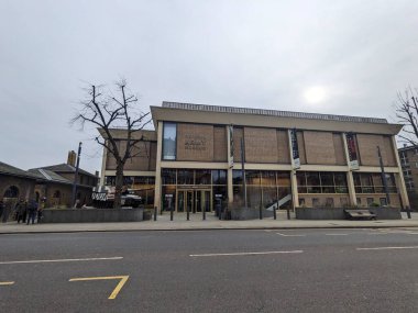 Londra, İngiltere - 2.15.2025: Caddeden Chelsea 'deki Ulusal Ordu Müzesi' nin dış görünüşü, bulutlu bir kış gününde modern cephesini, tank görüntüsünü ve yayaları gösteriyor