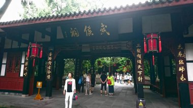 Chengdu, Çin - 30 Haziran 2018: Turistler strateji uzmanı Zhuge Liang 'a adanmış tarihi Wuhou Tapınağı' nın geleneksel giriş kapısından içeri girdiler
