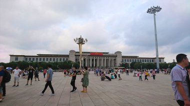 Pekin, Çin - 8 Ağustos 2018: Turistler ve yerliler Tiananmen Meydanı 'nda bulutlu bir gökyüzü altında, büyük bir kültür simgesi olan Çin Ulusal Müzesi' nin cephesiyle karşı karşıya geldiler.