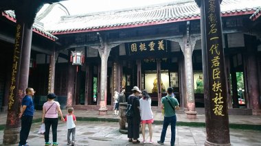 Chengdu, Çin - 06.30. 2018: Turistler tarihi Wuhou Tapınağı 'nın iç avlusunu keşfederek geleneksel mimari, kaligrafi sütunları ve tarihi figürlerin heykellerini gözlemlediler.