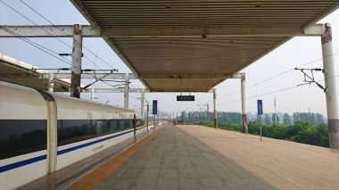 Anyang, Çin - 4 Ağustos 2018: Henan Eyaleti 'nde gündüz seferleri sırasında Anyangdong Tren İstasyonu' nun altında modern bir hızlı tren durdu.