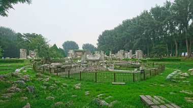 Pekin, Çin - 12 Ağustos 2018: Eski Yaz Sarayı 'nın tarihi kalıntıları Batı Konakları Xiyang Lou bölgesi bulutlu bir gökyüzünün altındaki yemyeşil parkın ortasında duruyor