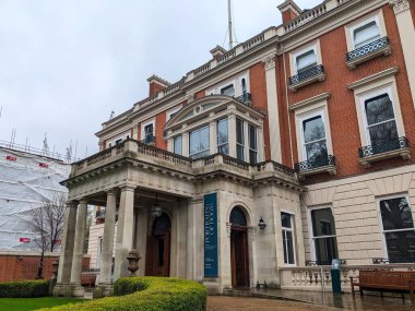Londra, İngiltere - 30 Mart 2023: The Wallace Collection sanat müzesinin ön cephesi, Marylebone bölgesinde bulutlu bir gökyüzü altında klasik kırmızı tuğla ve taş mimari sergileniyor