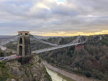 Bristol, İngiltere - 31 Ocak 2025: İkonik Clifton Askı Köprüsü Avon Nehri üzerinden geçen trafik nedeniyle bulutlu bir gökyüzü altında dramatik Avon Geçidi 'ni geriyor