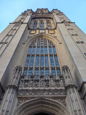 Bristol, İngiltere - 31 Ocak 2025: Gösterişli cephe, büyük pencereler ve açık gökyüzüne karşı tarihi Wills Memorial Binası 'nın ayrıntılı taş oymalarını gösteren alçak açı perspektifi