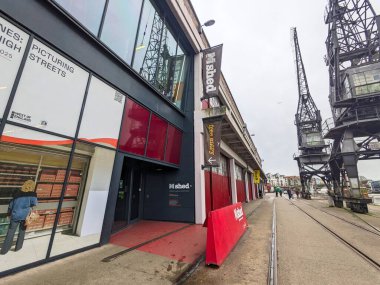 Bristol, İngiltere - 29 Ocak 2025: M Shed müzesinin modern dış yüzeyi, Bristol Limanı 'ndaki tarihi rıhtım vinçleri ve tramvay raylarının yanında duruyor.