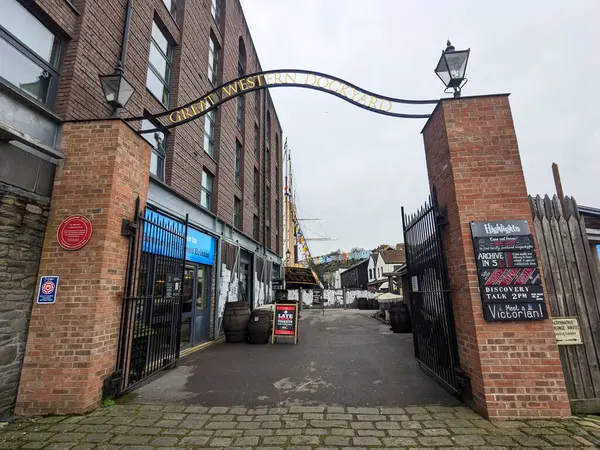 Bristol, İngiltere - 29 Ocak 2025: Tarihi Great Western rıhtımının girişi ve SS Büyük Britanya 'nın evi, bulutlu bir gökyüzü altında deniz ve sanayi mirası sergileniyor