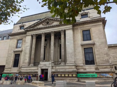 Londra, İngiltere - Kasım 06 2021: İnsanlar bulutlu bir gökyüzü altında Doğal Tarih Müzeleri Jeolojik Araştırma binasının neoklasik cephesinin önünde toplanıp kuyruğa giriyorlar