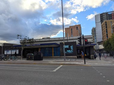 Londra, İngiltere - 25 Ekim 2021: Yaya geçitleri Blackhorse Road London Metro İstasyonu 'nun önünden geçmekte ve arkasında inşaat halindeki çağdaş bir bina ile bulutlu bir gökyüzünün altındaki bir sokak sahnesinde görünmektedir.