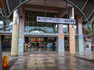 Taitung, Tayvan - 28 Kasım 2022: Taitung Tren İstasyonu ana giriş ve salonu, modern mimari, yolcu tabelaları ve terminalin içindeki insanları gösteriyor