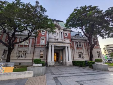 Tainan, Tayvan - 29 Kasım 2022: Tayvan Ulusal Edebiyat Müzesi akşam gökyüzü altında büyük cephesini ve klasik mimarisini gururla sergiliyor