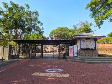 Tainan, Tayvan - 01 Aralık 2022: Ziyaretçiler Tainan 'da popüler bir kültür mirası alanı olan açık mavi gökyüzü altındaki ana kapıdan Anping Kalesi' ne girdiler