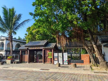 Tainan, Tayvan - 01 Aralık 2022: Turistler, eski bir depo olan tarihi Anping Ağaç Evi 'nin ana girişinde toplandılar.