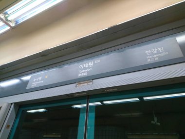 Seul, Güney Kore - 03 Şubat 2019: Itaewon İstasyonu isim levhası ve metro hattı bilgileri platformdaki bir Seul metro kapısında görülüyor