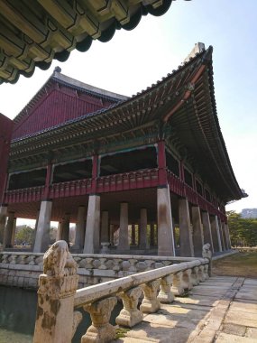 Seul, Güney Kore - Şubat 04 2019: Canlı Dancheong tablosu ve karmaşık mimari detayları ile yükseltilmiş Gyeonghoeru Gyeongbokgung Sarayı 'ndaki açık bir gökyüzünün altında duruyor.