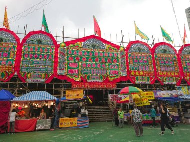 Hong Kong - 18 Nisan 2019: Tsing Yi Bambu Tiyatro Festivali, yemek tezgahları ve insanlar bulutlu bir gökyüzü altında toplandılar.