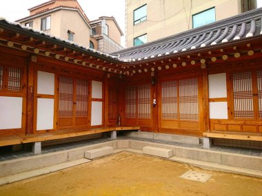 Seul, Güney Kore - Şubat 06 2019: Bukchon Hanok Villası 'ndaki Bukchon Geleneksel Kültür Merkezi' nde ahşap yapılı, kiremitli ve kağıt kapılı geleneksel Kore Hanok evi