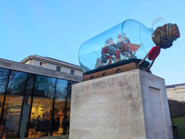 Londra, İngiltere - Şubat 02 2025: Nelsons Şişe içindeki büyük ölçekli sanat kurulumu güneşli bir günde Ulusal Denizcilik Müzesi 'nin önünde sergilenmektedir